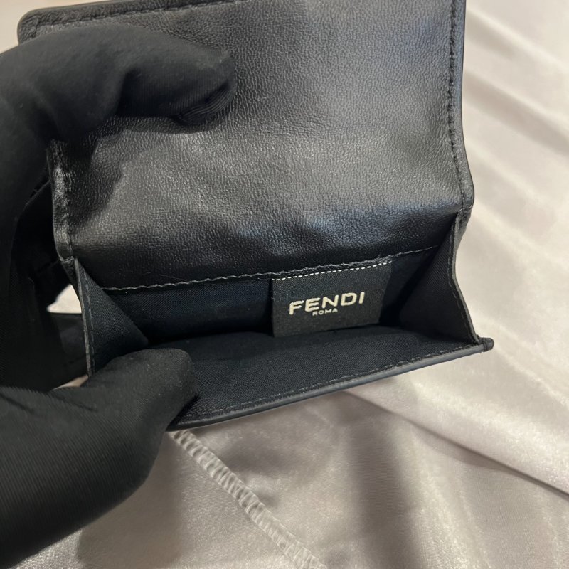 FENDI 黑牛皮金扣壓紋三折短夾-7