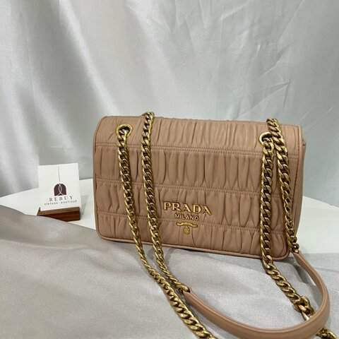 PRADA 粉金皺褶掀蓋鍊條包