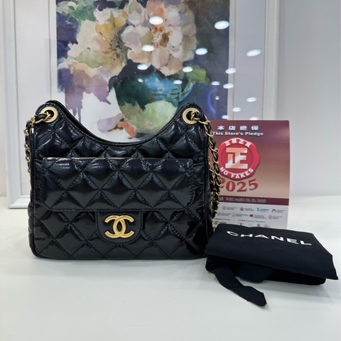 香奈兒/Chanel 小號hobo天貓精靈嬉皮包 晶片款 99近閒置 斜背腋下包 亮色褶皺小牛皮與金色金屬可以單肩或斜背 滿足不同搭配需求 黑金色 既優雅