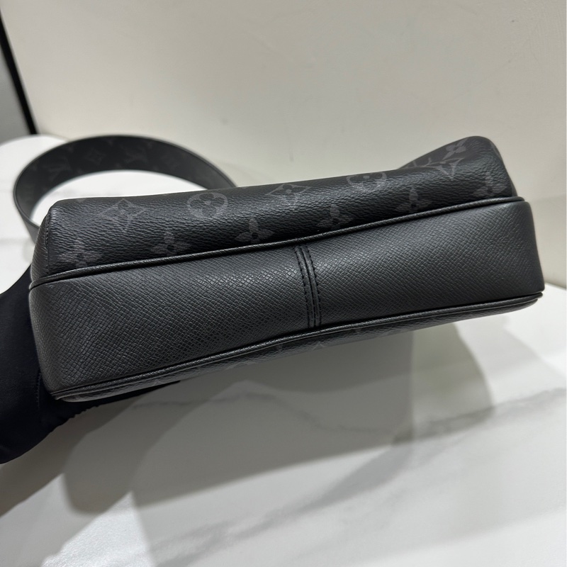 Lv 男生郵差包-2