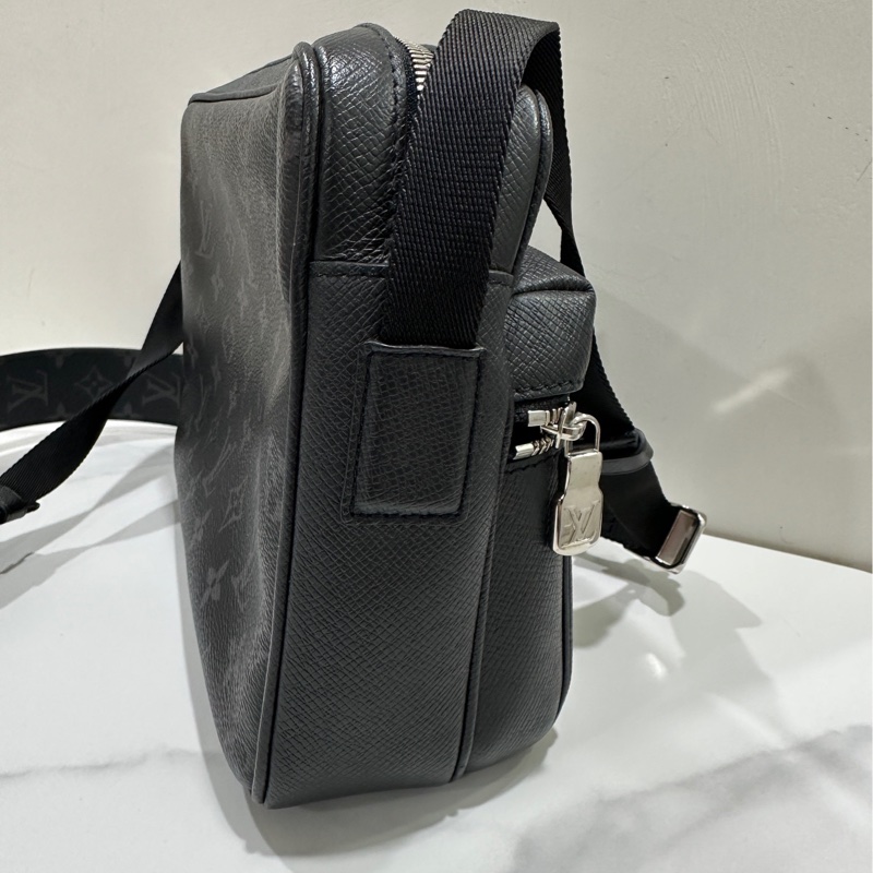 Lv 男生郵差包-18