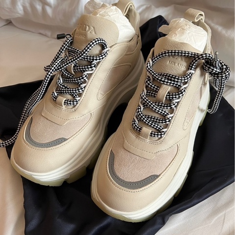 Prada 米色厚底運動鞋