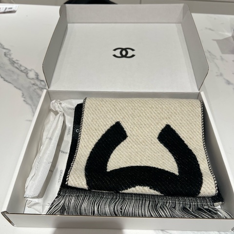 CHANEL 經典黑白山茶花雙CLOGO圍巾