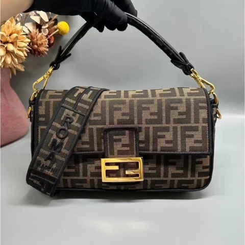 「JL精品代購」97新 FENDI 法棍 肩背/斜背包