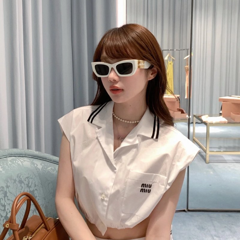 Miumiu mu09ws 經典白色墨鏡 全新全配-1