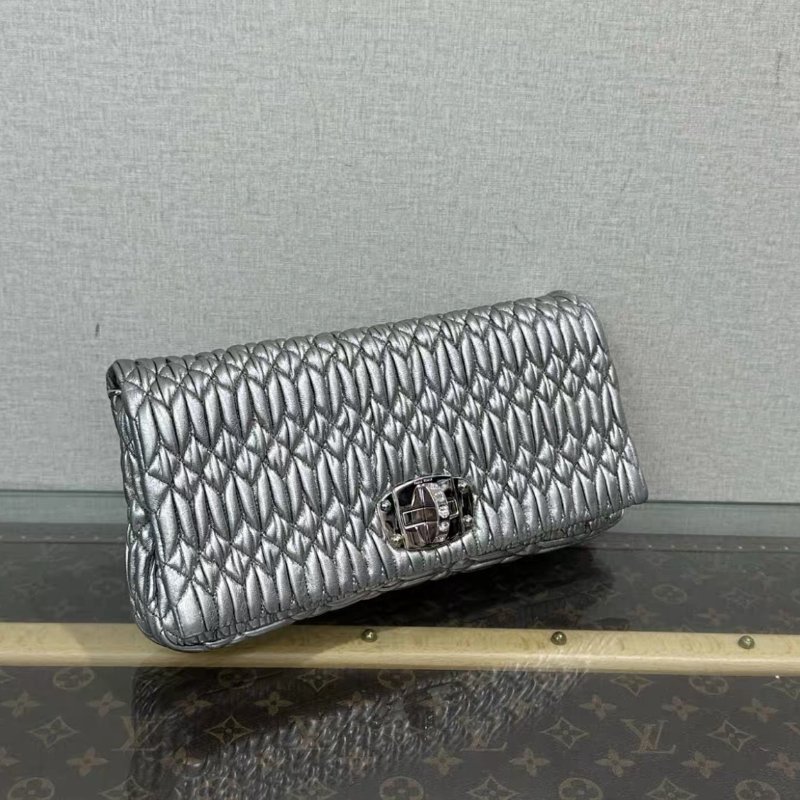 MIUMIU 銀色皺摺寶石鏈條肩背包 28*14.5*4 99新配件:塵袋-1