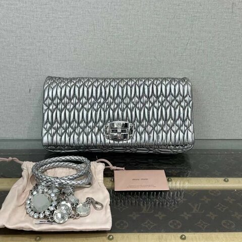 MIUMIU 銀色皺摺寶石鏈條肩背包 28*14.5*4 99新配件:塵袋