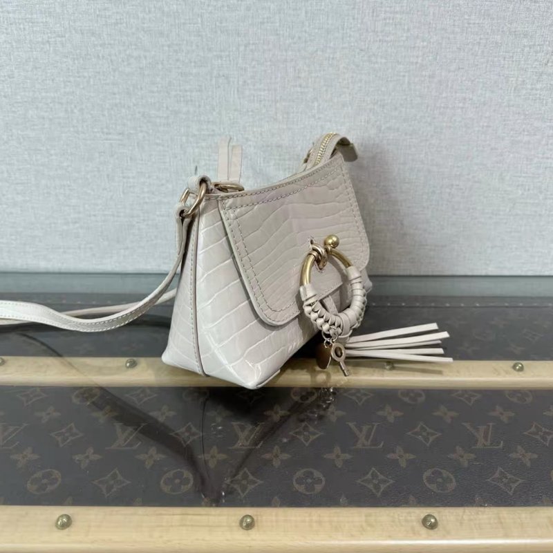 CHIOE 白色金扣壓紋肩背斜背 19*13*8.5 98新-1