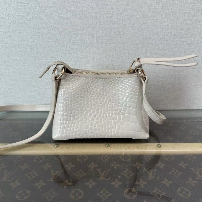 CHIOE 白色金扣壓紋肩背斜背 19*13*8.5 98新-5