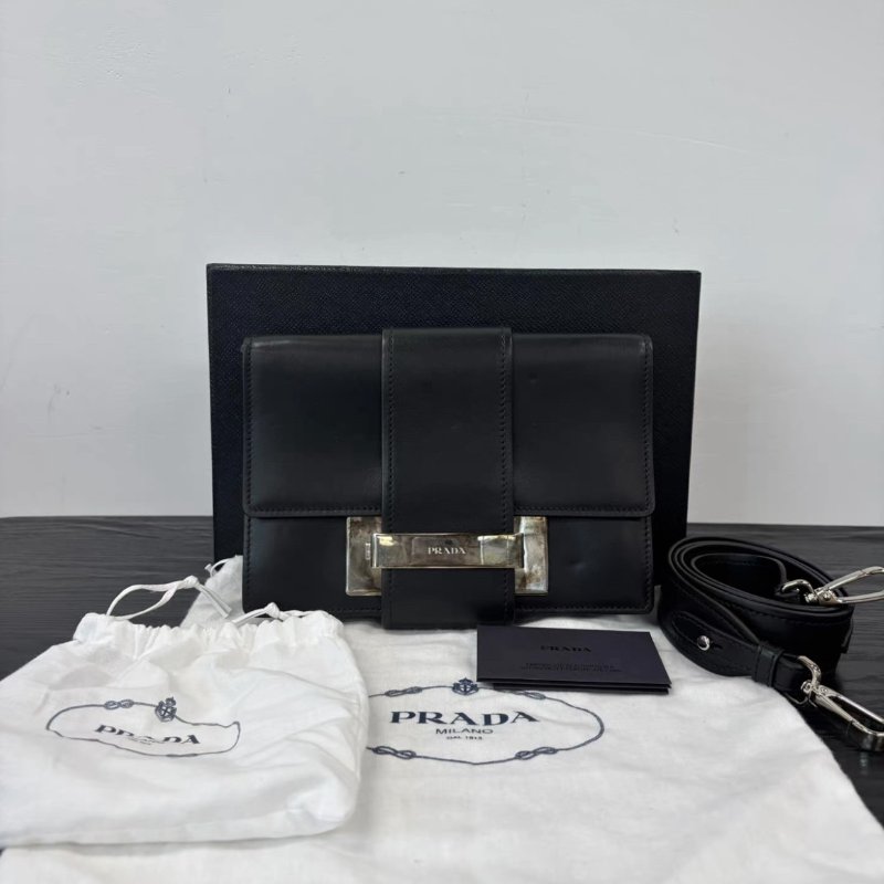 PRADA 黑銀舌頭肩背斜背包22*17*3 98新配件盒子塵袋-0