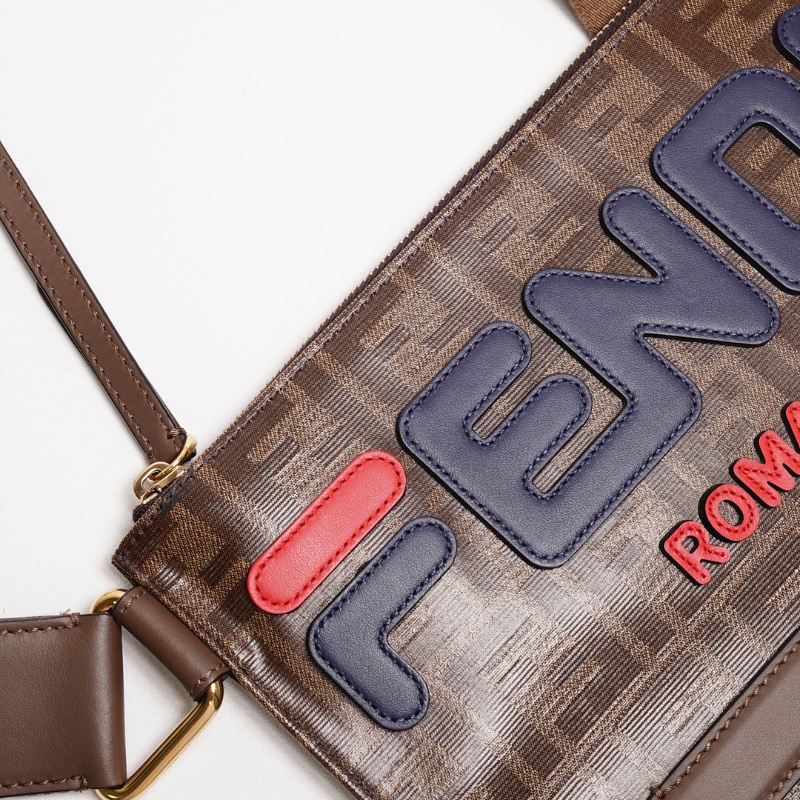 FENDI MONOGRAM斜背包-4