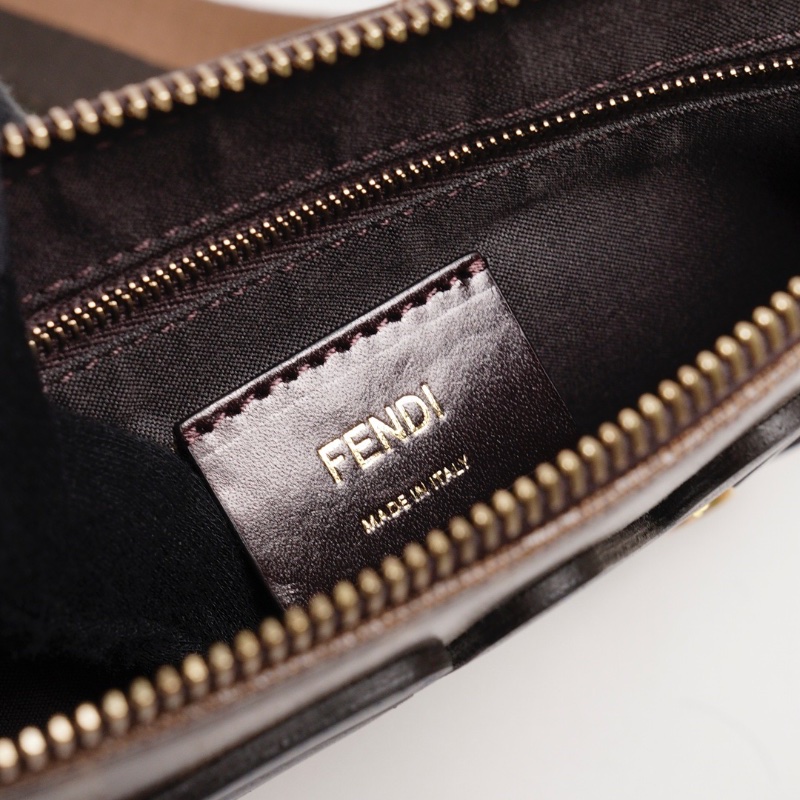 FENDI MONOGRAM斜背包-11