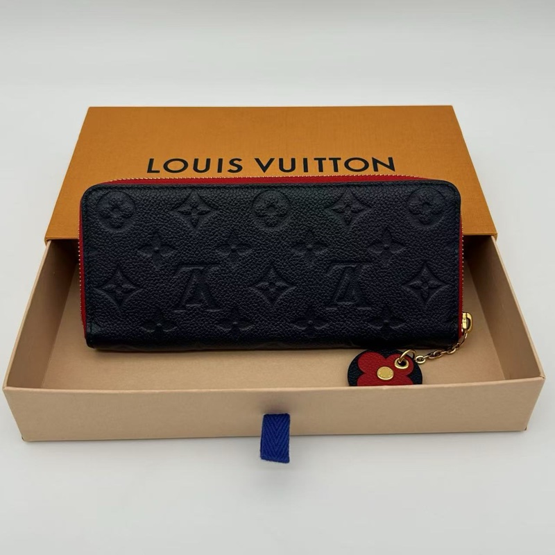 「JL精品代購」 Lv深藍色拼红色全皮老花壓紋花朵吊墜拉鏈長夾-0