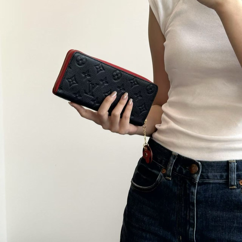 「JL精品代購」 Lv深藍色拼红色全皮老花壓紋花朵吊墜拉鏈長夾-1