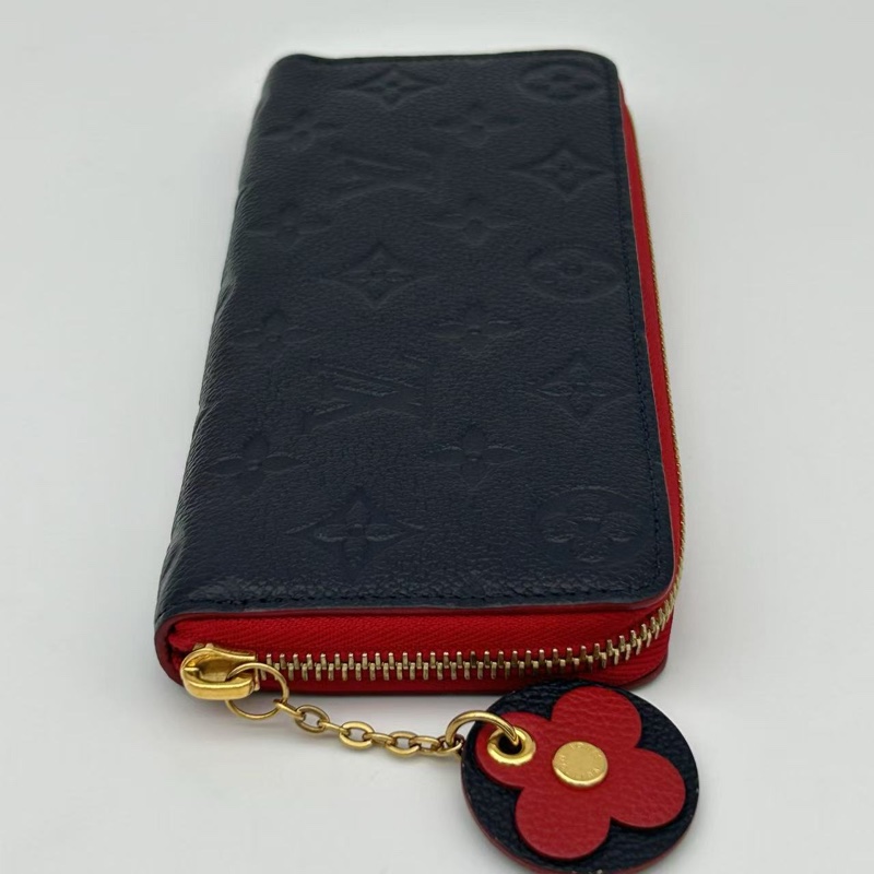 「JL精品代購」 Lv深藍色拼红色全皮老花壓紋花朵吊墜拉鏈長夾-3