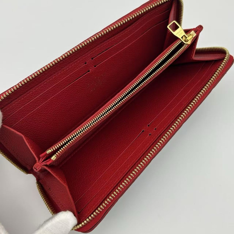 「JL精品代購」 Lv深藍色拼红色全皮老花壓紋花朵吊墜拉鏈長夾-5