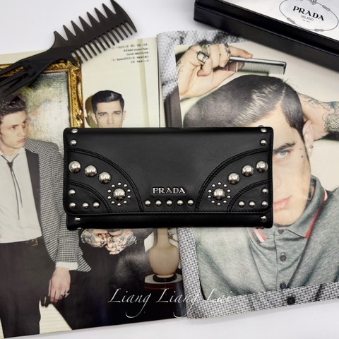 PRADA 普拉達 經典鉚釘黑色皮革扣式長夾