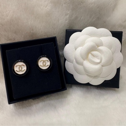 *SHIHNA名牌精品*CHANEL 黑白琺瑯鈕扣耳環