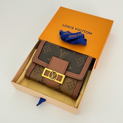 （極新 全套配件🎁） LV M68725 晶片款 達芙妮短夾 專櫃36500