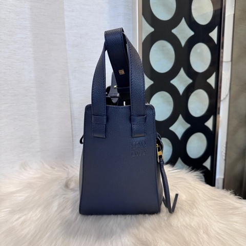Loewe Hammock 深藍牛皮小號吊床包