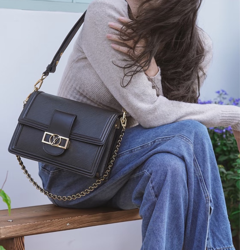 LV黑色金釦epi牛皮達芙妮MM肩側背包 M56141-0