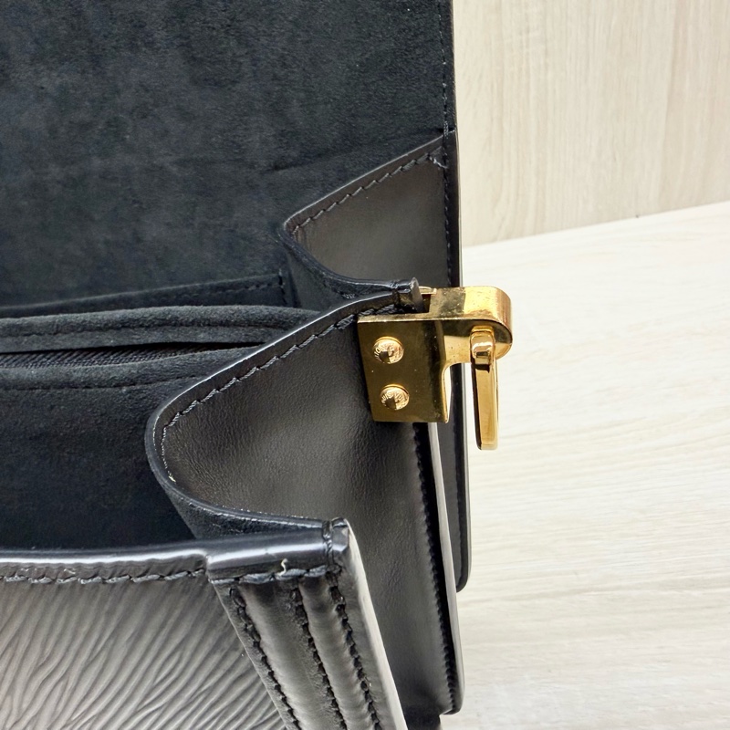 LV黑色金釦epi牛皮達芙妮MM肩側背包 M56141-12