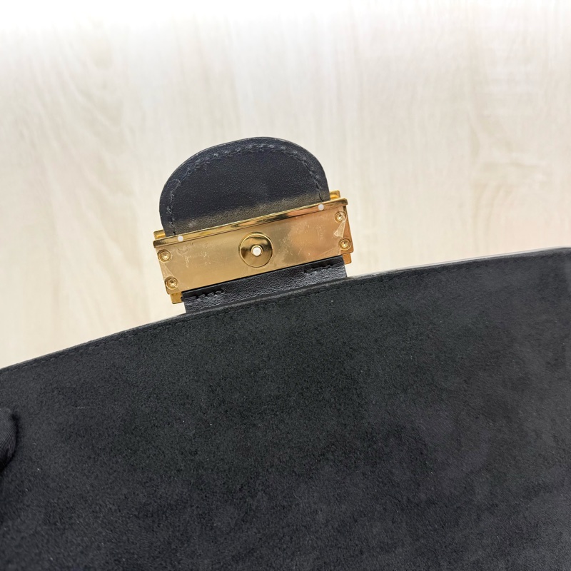 LV黑色金釦epi牛皮達芙妮MM肩側背包 M56141-13