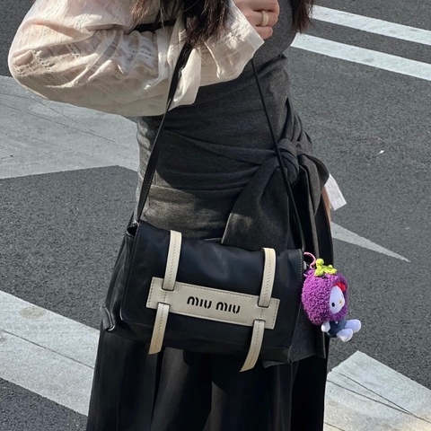 Miu Miu 熊貓黑白郵差包 尺寸約27*9*12.5cm~