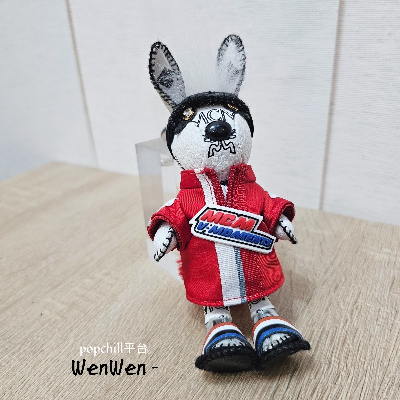 MCM 白牛皮紅外套兔子鑰匙圈-0