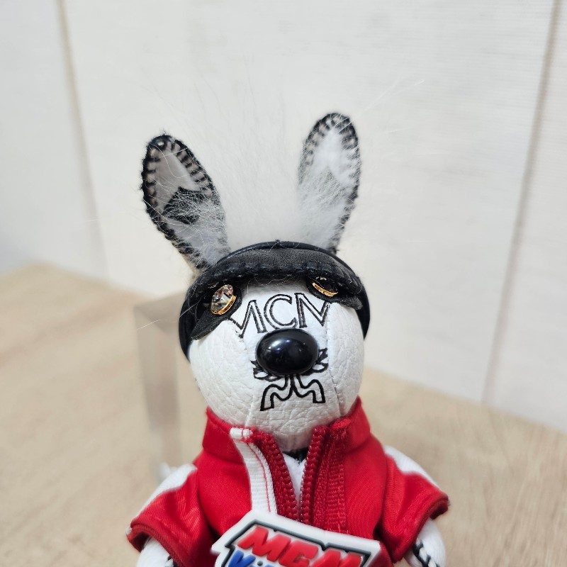 MCM 白牛皮紅外套兔子鑰匙圈-1