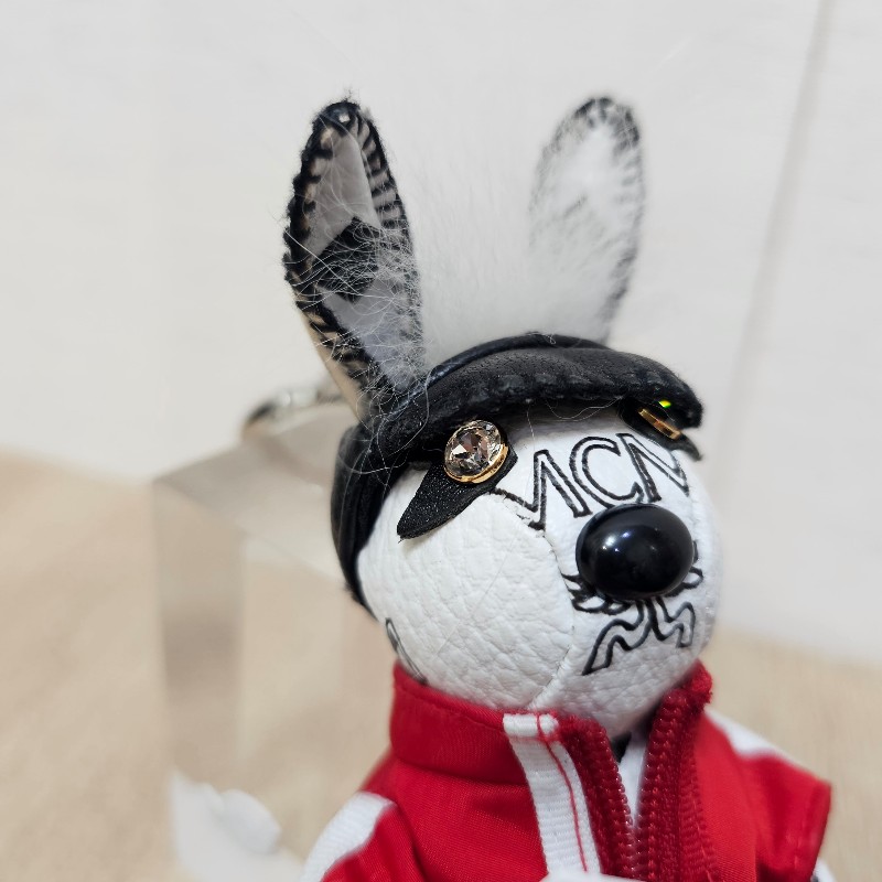 MCM 白牛皮紅外套兔子鑰匙圈-2