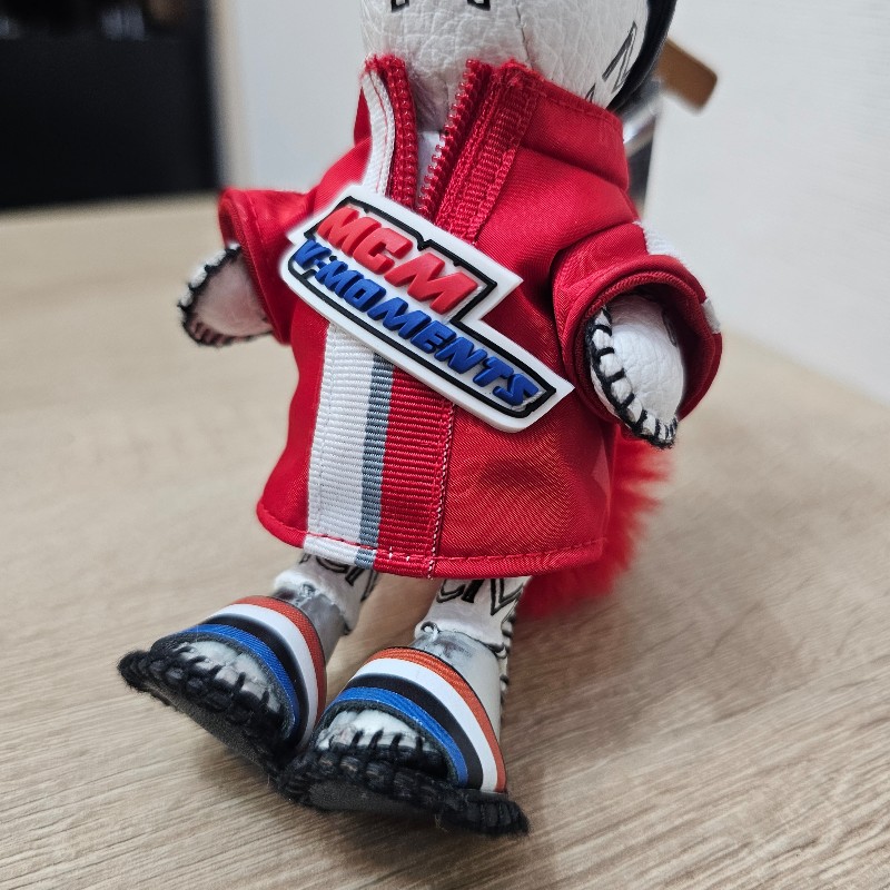 MCM 白牛皮紅外套兔子鑰匙圈-3