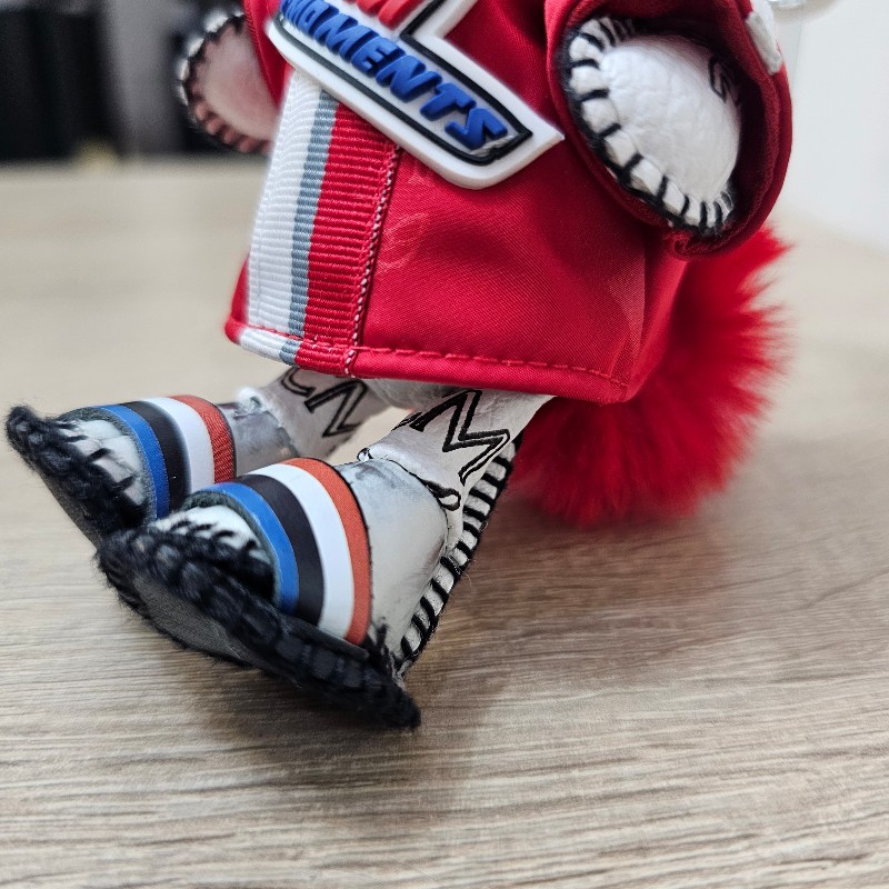 MCM 白牛皮紅外套兔子鑰匙圈-5