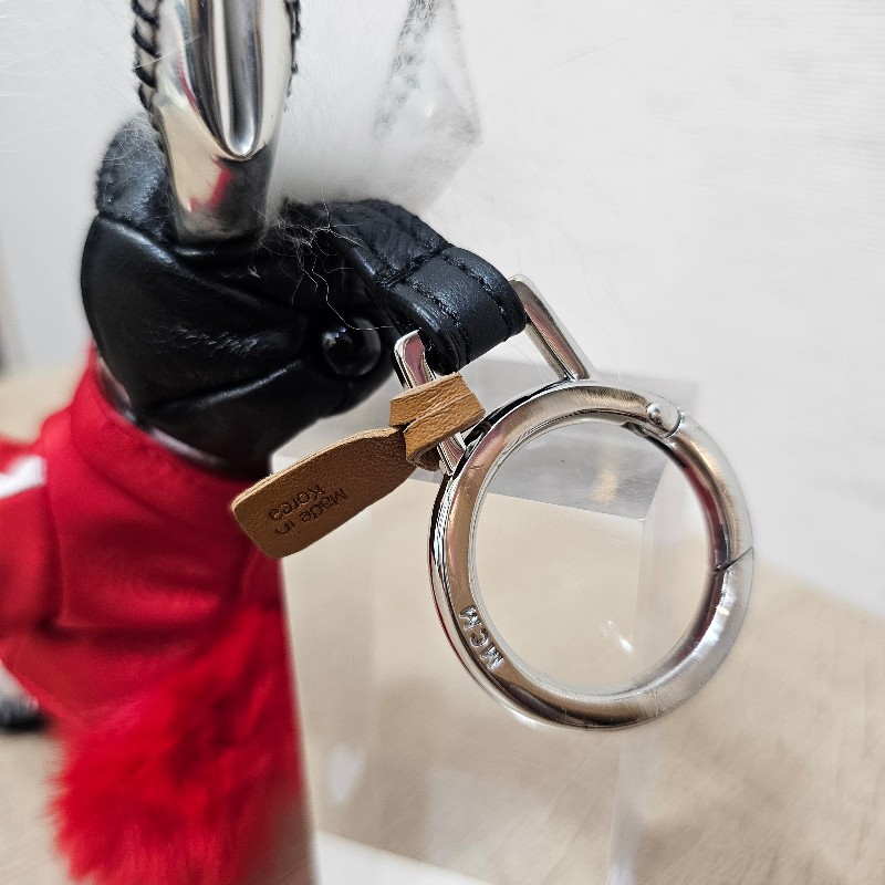 MCM 白牛皮紅外套兔子鑰匙圈-7