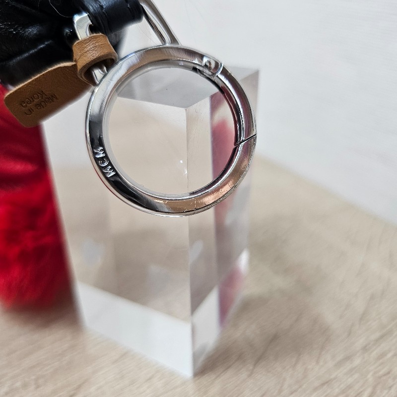 MCM 白牛皮紅外套兔子鑰匙圈-8