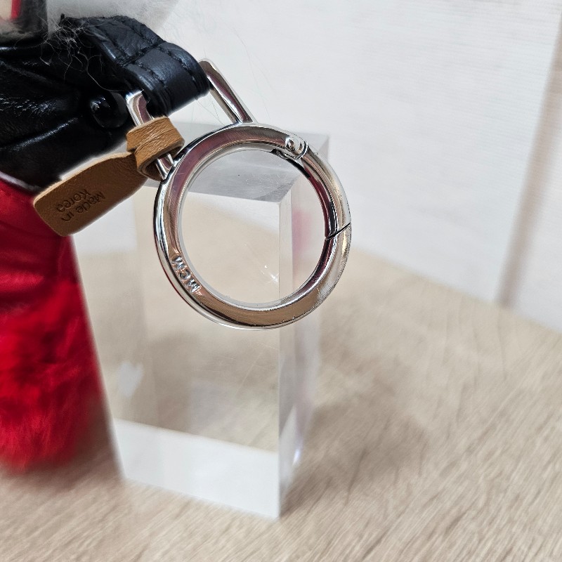 MCM 白牛皮紅外套兔子鑰匙圈-9