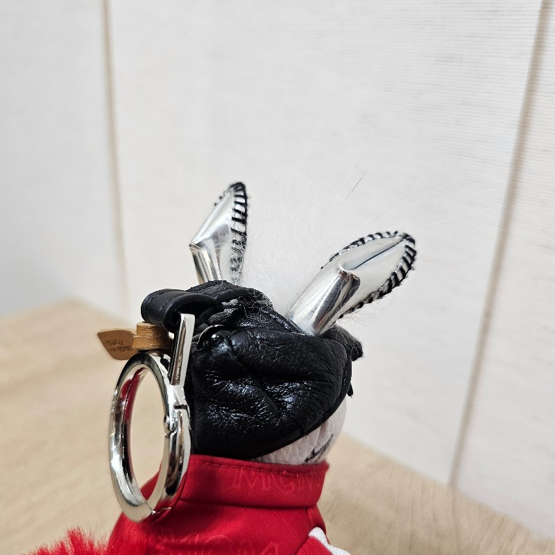 MCM 白牛皮紅外套兔子鑰匙圈-12