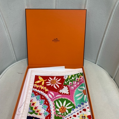 Hermes 花卉藍色+粉紅色幾何合拼絲巾  XA386