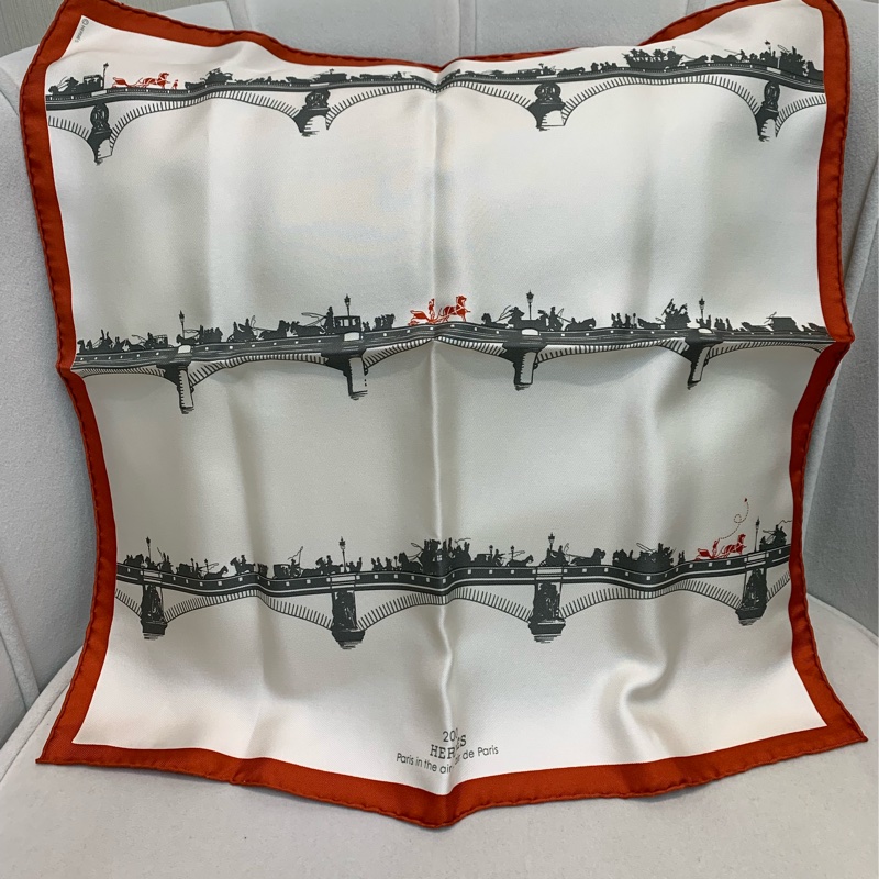 Hermes 愛馬仕大橋限定版 珍珠色紅邊絲巾 45*45 XB266-1
