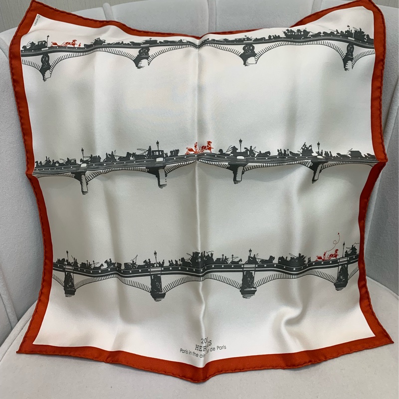 Hermes 愛馬仕大橋限定版 珍珠色紅邊絲巾 45*45 XB266-7