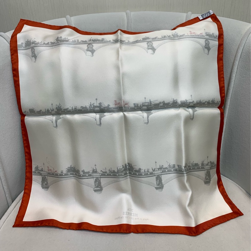 Hermes 愛馬仕大橋限定版 珍珠色紅邊絲巾 45*45 XB266-9