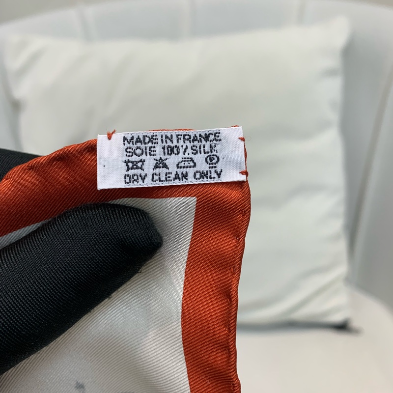 Hermes 愛馬仕大橋限定版 珍珠色紅邊絲巾 45*45 XB266-10