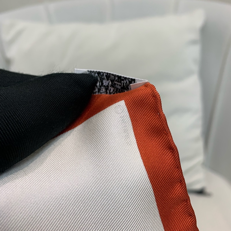 Hermes 愛馬仕大橋限定版 珍珠色紅邊絲巾 45*45 XB266-11