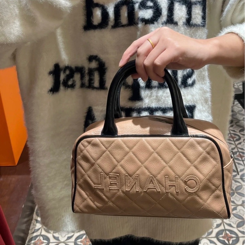 香奈兒Chanel奶茶字母保齡球波士頓小號手提包-7