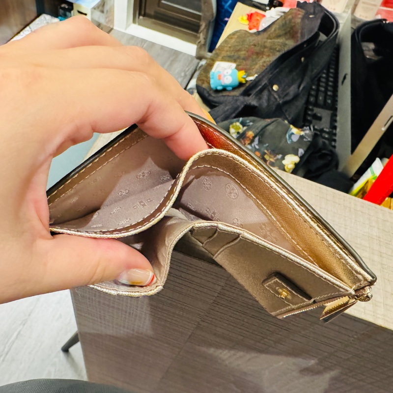 TORY BURCH 玫瑰金防刮皮短夾-4