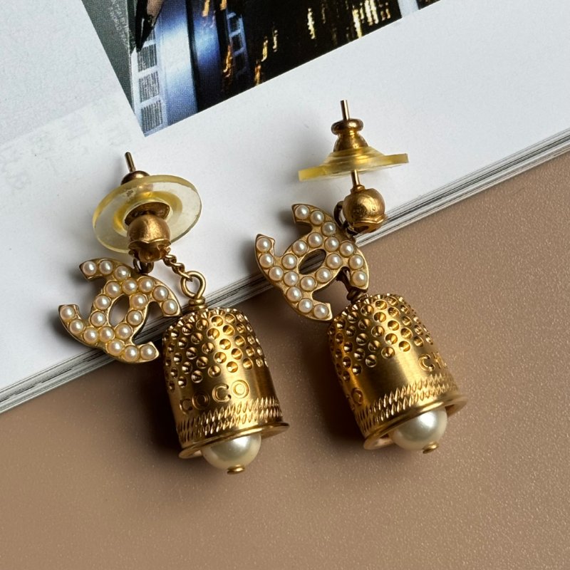 ::CHANEL:: 金色霧面金屬鈴鐺吊鐘造型珍珠墜式耳環-1