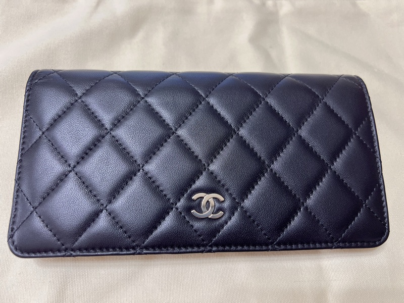 香奈兒羊皮對開長夾(黑)-0