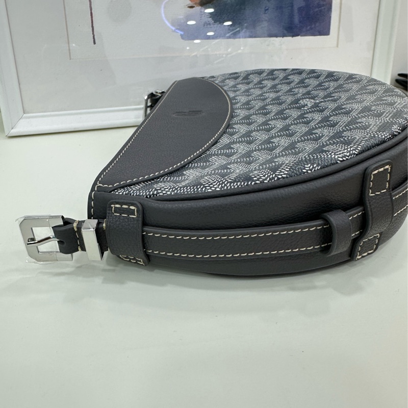 全新goyard/戈雅灰y字滿印hirondelle 月亮包 24年標-2