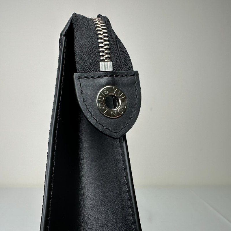 LV 棋盤格Voyage手拿包-7