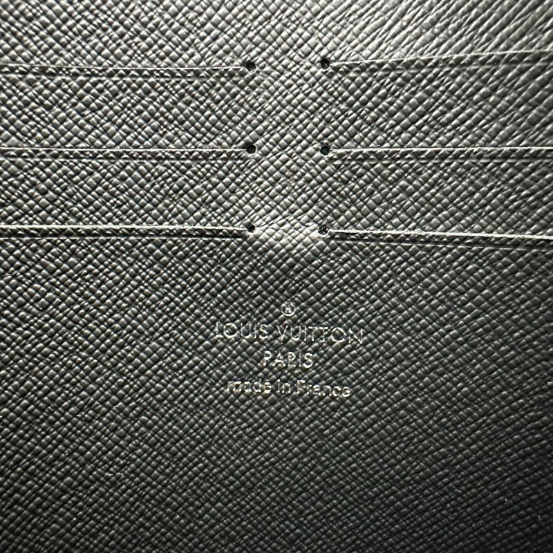 LV 棋盤格Voyage手拿包-8